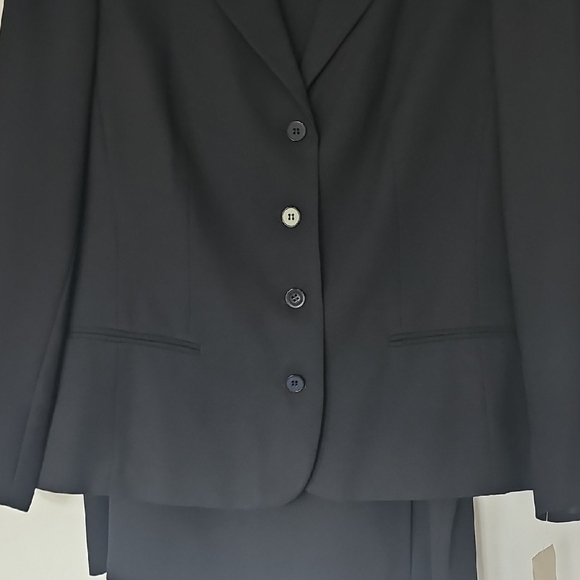 Evan Picone Classic Black Suit Jacket - Picture 2 of 16